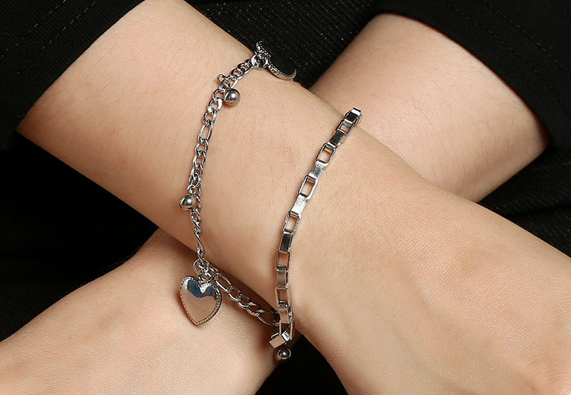 Lắc tay 2 v&ograve;ng đ&iacute;nh tr&aacute;i tim v&agrave; hạt ch&acirc;u